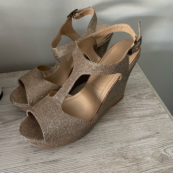 Rampage gold women’s wedges - Picture 3 of 3